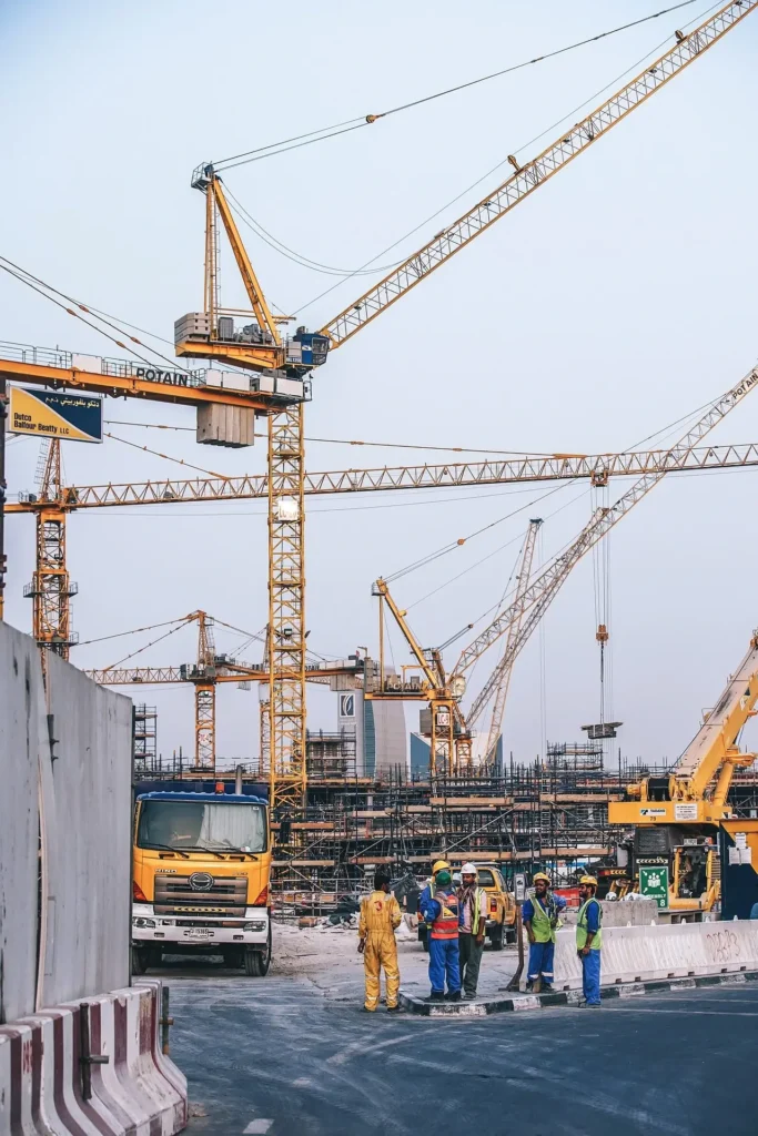 Chantier avec grue et ouvriers